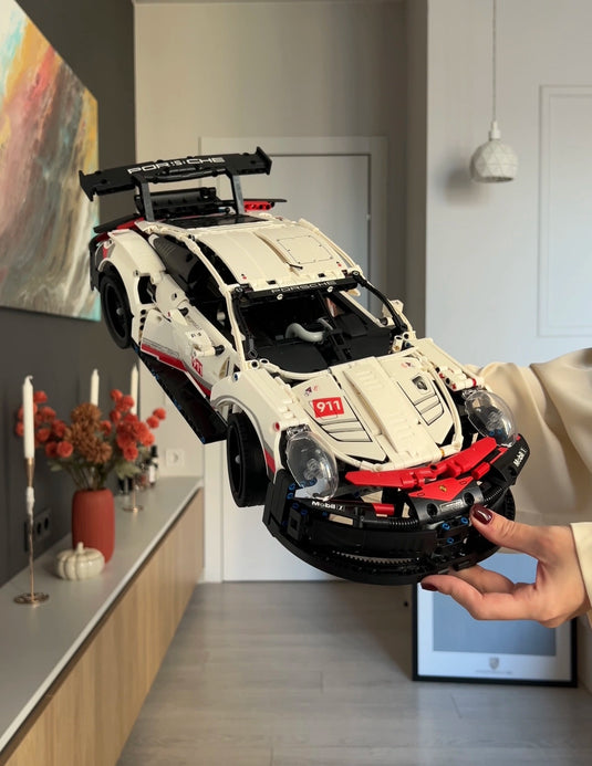Картина з розібраним конструктором Porsche 911 RSR
