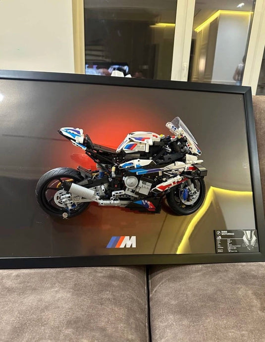 Картина з розібраним конструктором BMW M1000R