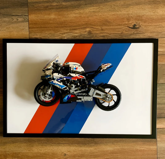 Картина з розібраним конструктором BMW M1000R