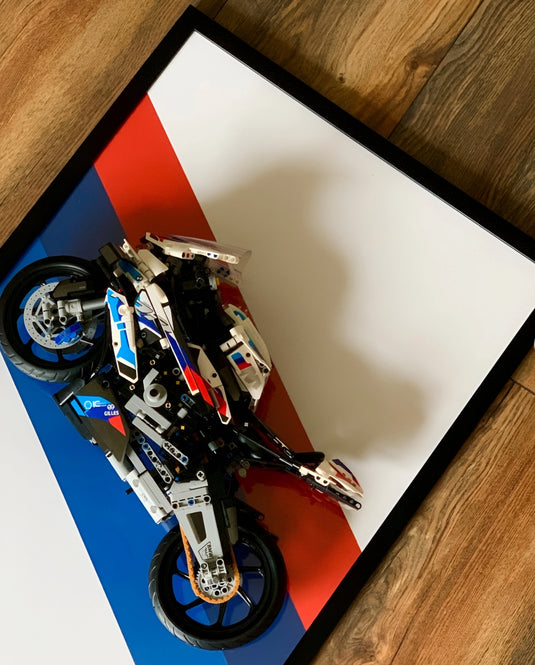 Картина з розібраним конструктором BMW M1000R