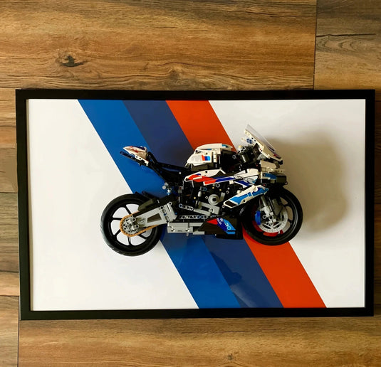 Картина з розібраним конструктором BMW M1000R