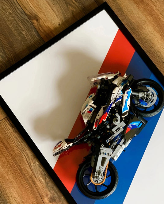 Картина з розібраним конструктором BMW M1000R