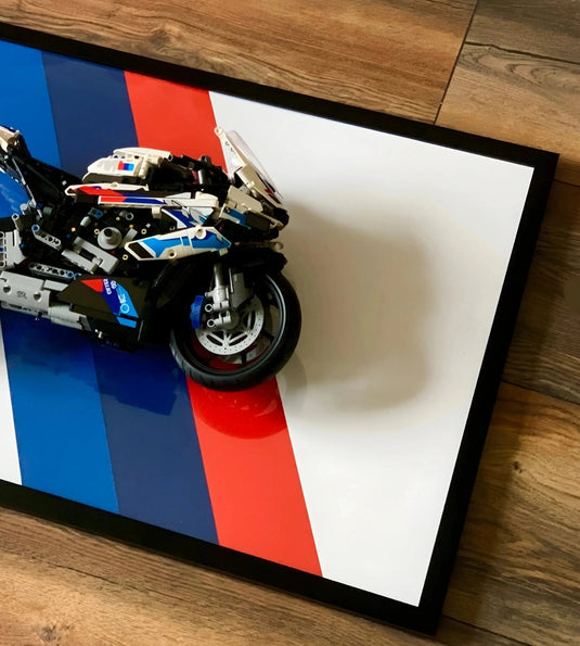 Картина з розібраним конструктором BMW M1000R